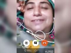 desi aunty showing her boobs